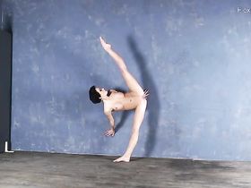Голая гимнастка с бритой писькой перед камерой показывает что она умеет делать